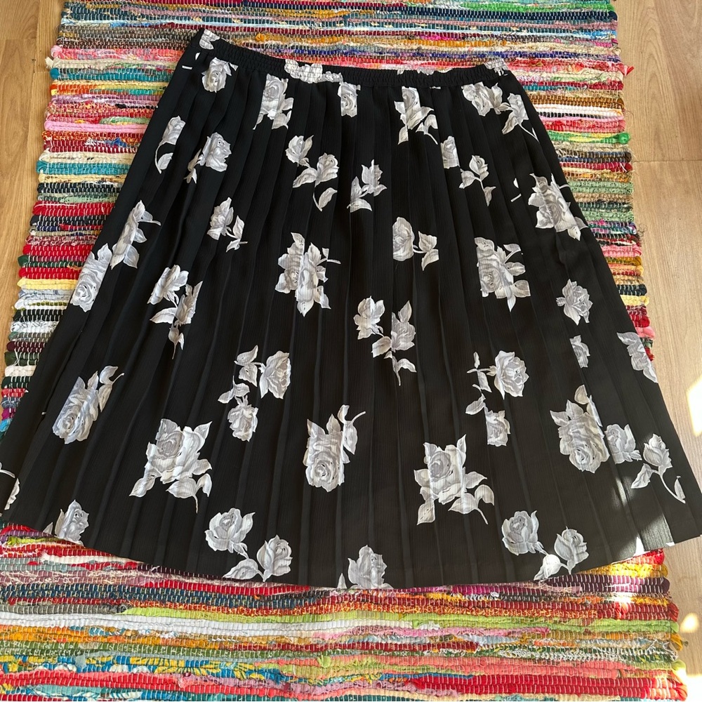 Alfred Dunner Black Floral‎ Pleated Skirt